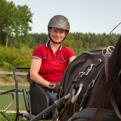 Charlotta Turku med häst och vagn. 
