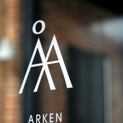 Åbo Akademis logo på en glasdörr