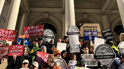 Demonstraner på New Yorks stadshustrappa, mot Amazon
