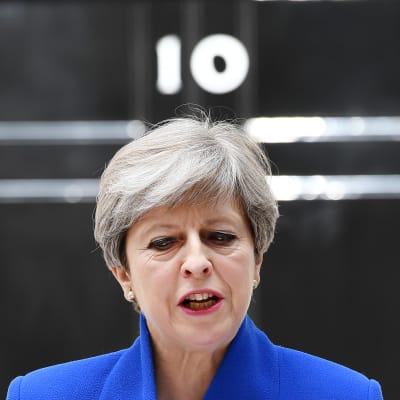 Theresa May utanför premiärministerns tjänstebostad dagen efter parlamentsvalet 2017.