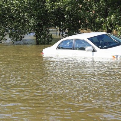 En man paddlar förbi en sjunkande bil efter att stormen Harvey orsakade översvämningar i Houston. 
