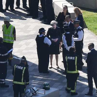 Theresa May besöker brandplatsen