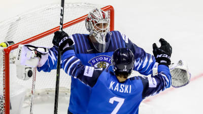 Kevin Lankinen klappas om av Oliver Kaski.