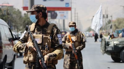 Talibansoldater står vid en vägspärr i Kabul i september 2021.