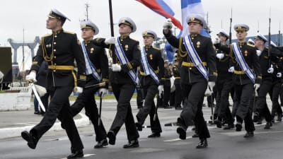 Ryska flottister paraderar i Severomorsk.
