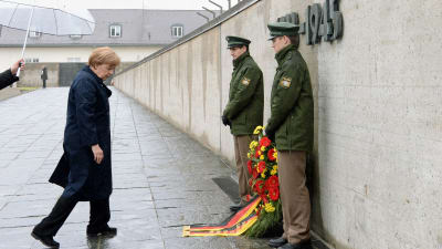 Förbundskansler Angela Merkel besökte besökte minnesmärket av koncentrationslägret i Dachau den 3 maj 2015.