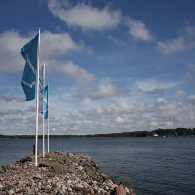 Pargas flaggor som fladdrar i vinden i Houtskär.