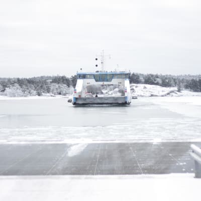 En skärgårdsfärja i vinterlandskap