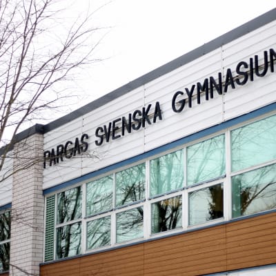 En bild på namnet på skolan alltså Pargas svenska gymnasium.