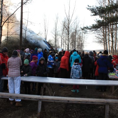 Folksamling vid påskbrasan i Bråtö