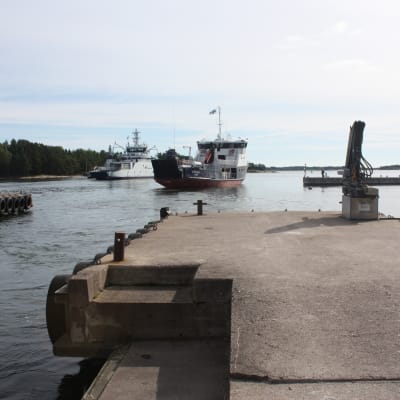Förbindelsebåten Stella på väg mot Hitis skärgård. I bakgrunden också ms Aura.