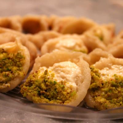 Qatayef är en bakelse fylld med grädde och nötter.
