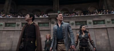 Bild från filmen Dungeons and Dragons: Honor Among Thiever. Fyra personer tittar omkring sig i en arena.