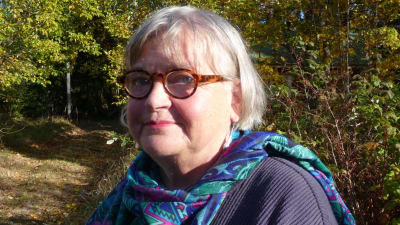 Profilbild på Britta Lindblom utomhus i Ingå i soligt oktoberväder.