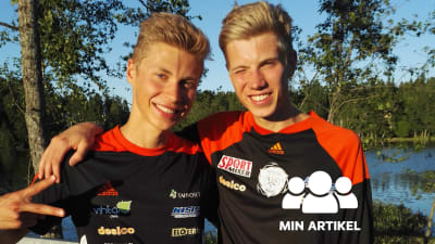 Två unga män framför en sjö. De är klädda i idrottskläder i svart och orange.