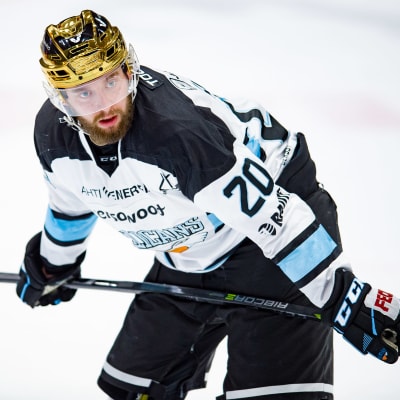 Hynek Zohorna lutar sig över sin klubba.