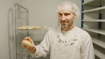 Ostmästare Thierry Jung visar färdig crotin-ost vid Fiskarsin Juustola.