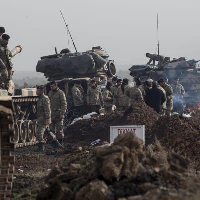 Turkiska stridsvagnar förbereds för angrepp mot kurdiska enklaven i Afrin i norra Syrien.