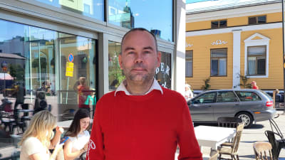 En man som står utanför en byggnad. 