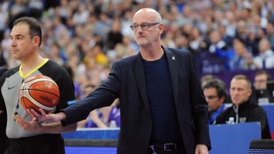 Henrik Dettmann står med en basketboll i handen