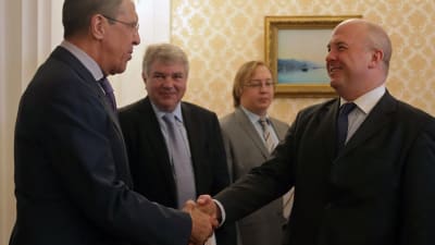 den nuvarande människorättskommissionären Nils Muiznieks (till höger) har i sitt arbete bland annat träffat Rysslands utrikesminister Sergei Lavrov (till vänster).