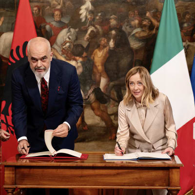 Albaniens premiärminister Edi Rama och Italiens premiärminister Giorgia Meloni undertecknar ett avtal.
