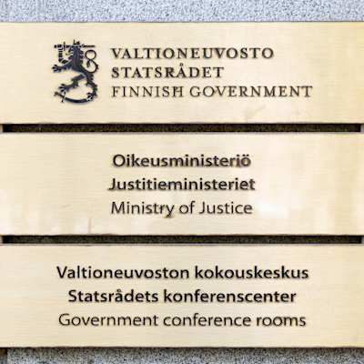 Oikeusministeriön ulkokyltti.