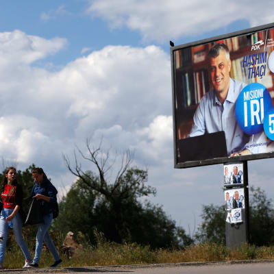 En reklamskylt av Kosovos premiärminister Hashim Thaçi inför parlamentsvalet.