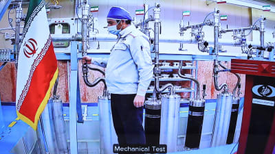 Den här bilden på en tekniker i anrikningsanläggningen Natanz, publicerades av det iranska presidentkansliet så sent som igår, den 10 april. Då firade Iran kärnteknikdagen