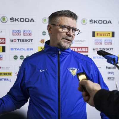 Jukka Jalonen blir intervjuad.