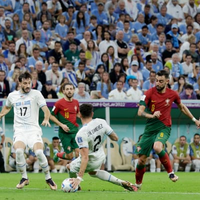 Portugali sai rangaistuspotkun, kun pallo osui Uruguayn Jose Maria Gimenezin käteen.