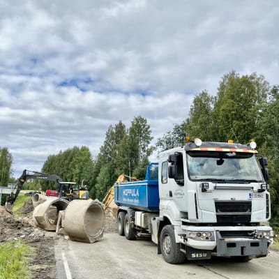 Tierumpua korjataan valtatiellä 13 Saarijärven Kolkanlahdessa. Etualalla kuorma-auto, taustalla kaksi kaivuria.