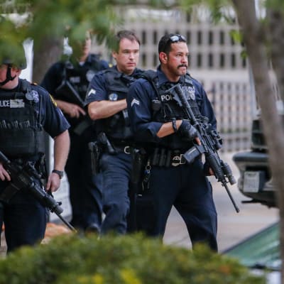 Polisen patrullerar i Dallas efter hotelser mot polishuset.