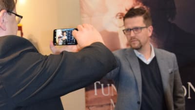 KLaus Härö spexar under presstillfälle.