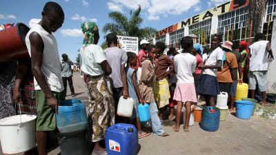Zimbabwier köar för rent vatten