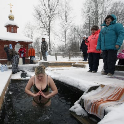 Venäläisnainen kastautuu avannossa Soligalitšissa Kostroman alueella. 