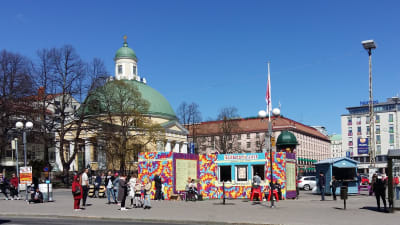 Biljetter till Ruisrock-festivalen säljs i en kiosk på Salutorget i Åbo.
