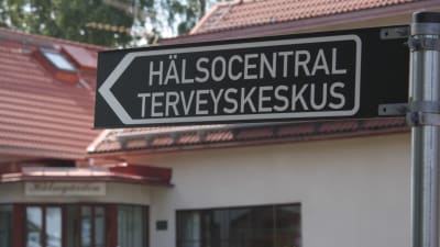 En skylt med texten Hälsocentral/Terveryskeskus.