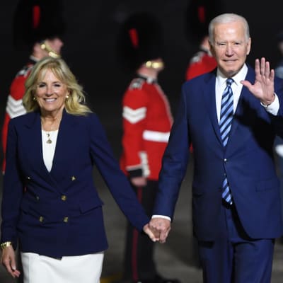 Presidentparet Biden anländer till engelska Cornwall. Det är sen kväll och mörkt ute. I bakgrunden ser man brittiska poliser i traditionell uniform.