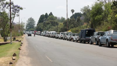 Bilar i bensinkö i Harare.