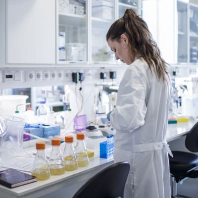 Ett laboratorium där en kvinna jobbar med att ta fram ett vaccin mot coronaviruset som orskar sjukdomen covid-19.