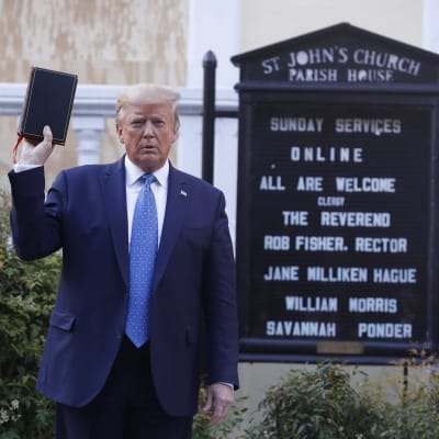 Trump pitelee Raamattua kädessään.