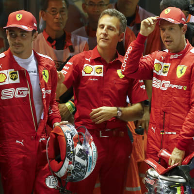 Charles Leclerc och Sebastian Vettel blickar åt sidan.