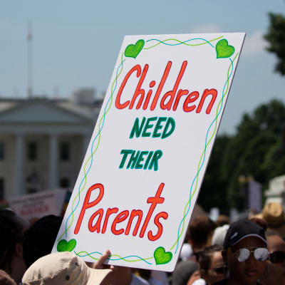 "Barn behöver sina föräldrar" stod det på ett plakat, i samband med en demonstration mot separationen av invandrarfamiljer utanför Vita huset den 30 juni.