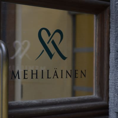 Skyltar med Mehiläinens firmanamn och logo.