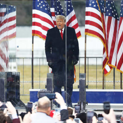 Donald Trump puhuu yleisölle ulkona.