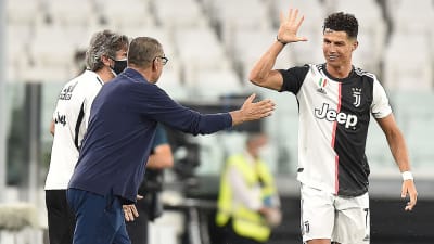 Cristiano Ronaldo och Maurizio Sarri ger high five.