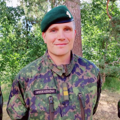 En man klädd i militärkläder och grön barett, han heter Markus Weckström.