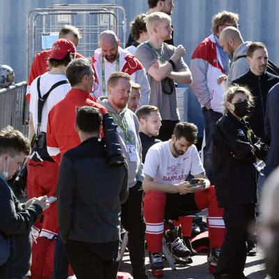 Danska spelare utomhus efter brandalarm.