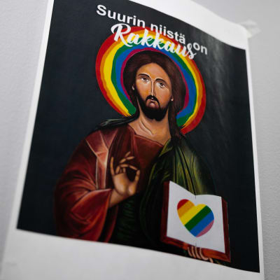 Jeesus -juliste seinällä. Julisteessa teksti "Suurin niistä on rakkaus" 